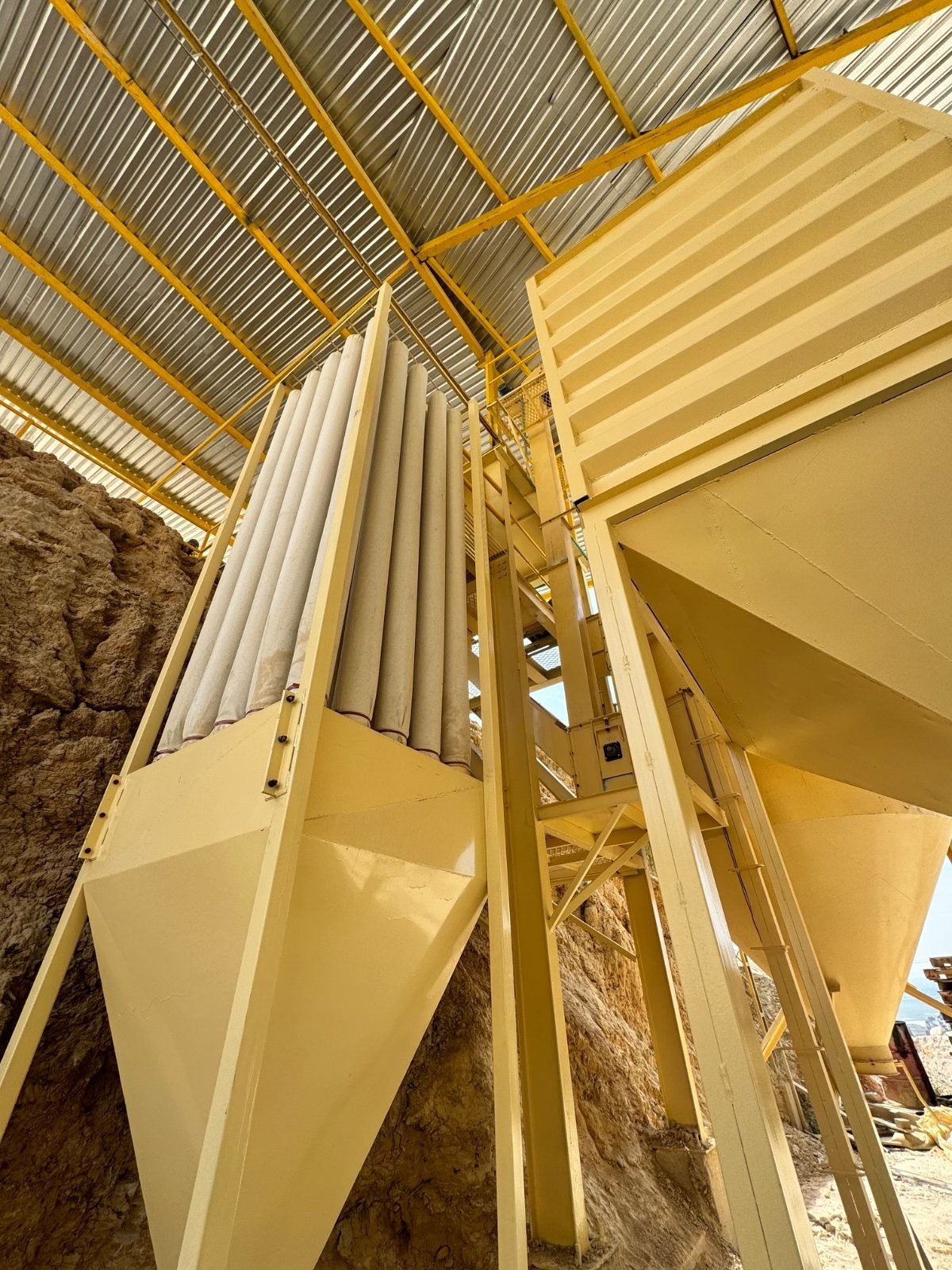 Estructura de proceso y silos en la planta de Caolines La Pirámide